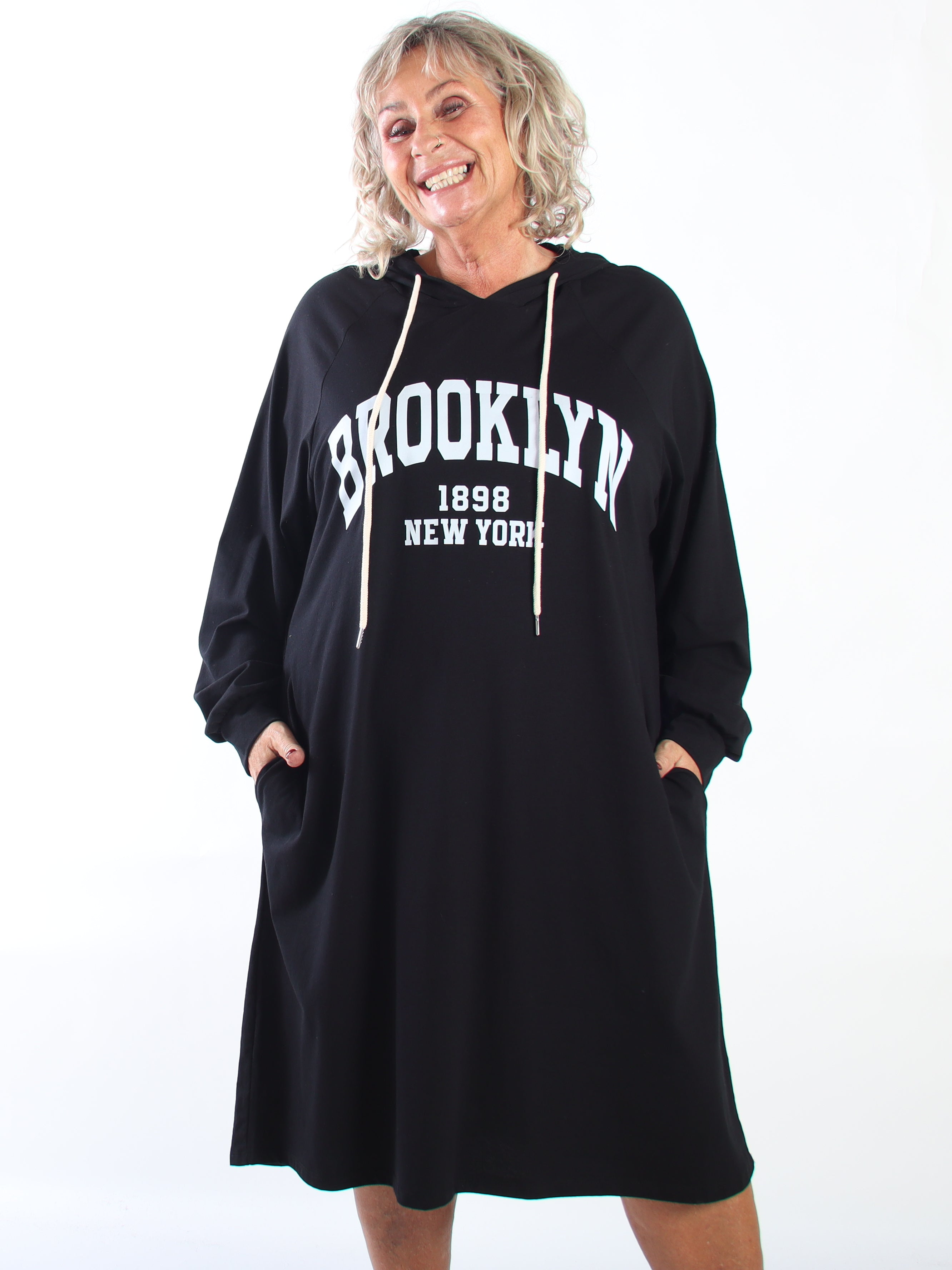 Brooklyn - Lang plus size hoodiekjole i blød bomuld med et cool BROOKLYN-print på brystet